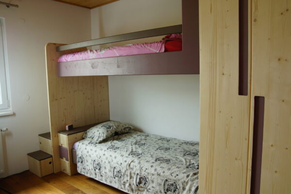 Wenig Platz, aber zwei Kinder! HerzHolzHobel baut ihr Zimmer auf Maß