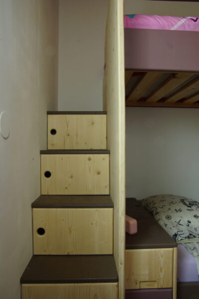 Um in die obere Etage des Stockbettes zu gelangen und für mehr Stauraum wurden Stufen mit Türen eingebaut