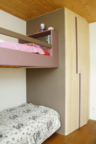 begehbarer Schrank aus Fichte farbig gestrichen