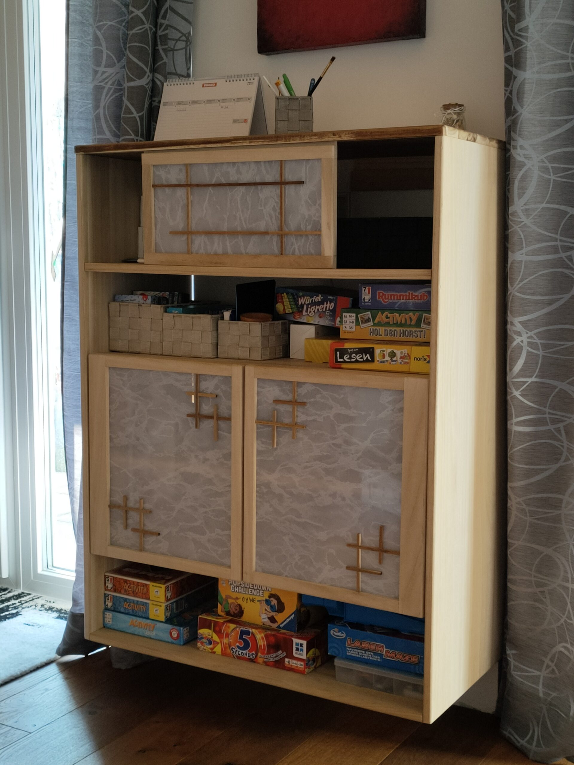 sehr leichtes Hängeregal aus Paulownia asiatisch angehaucht