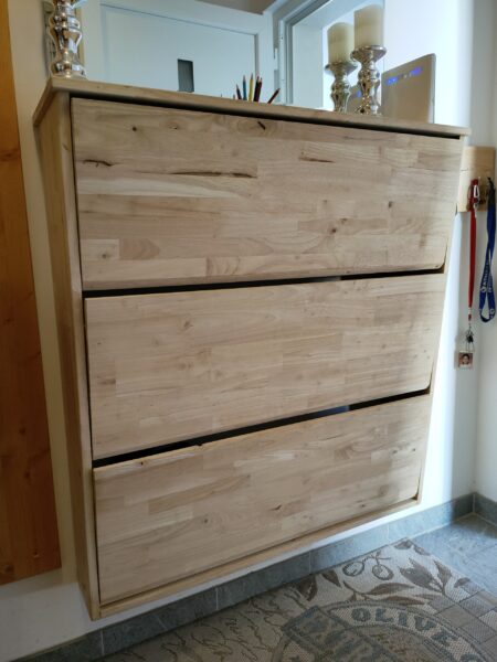 Schuhregal aus Gummibaum zum Aufklappen. Wird nach unten hin schlanker um ein besseres Raumgefühl zu erzeugen