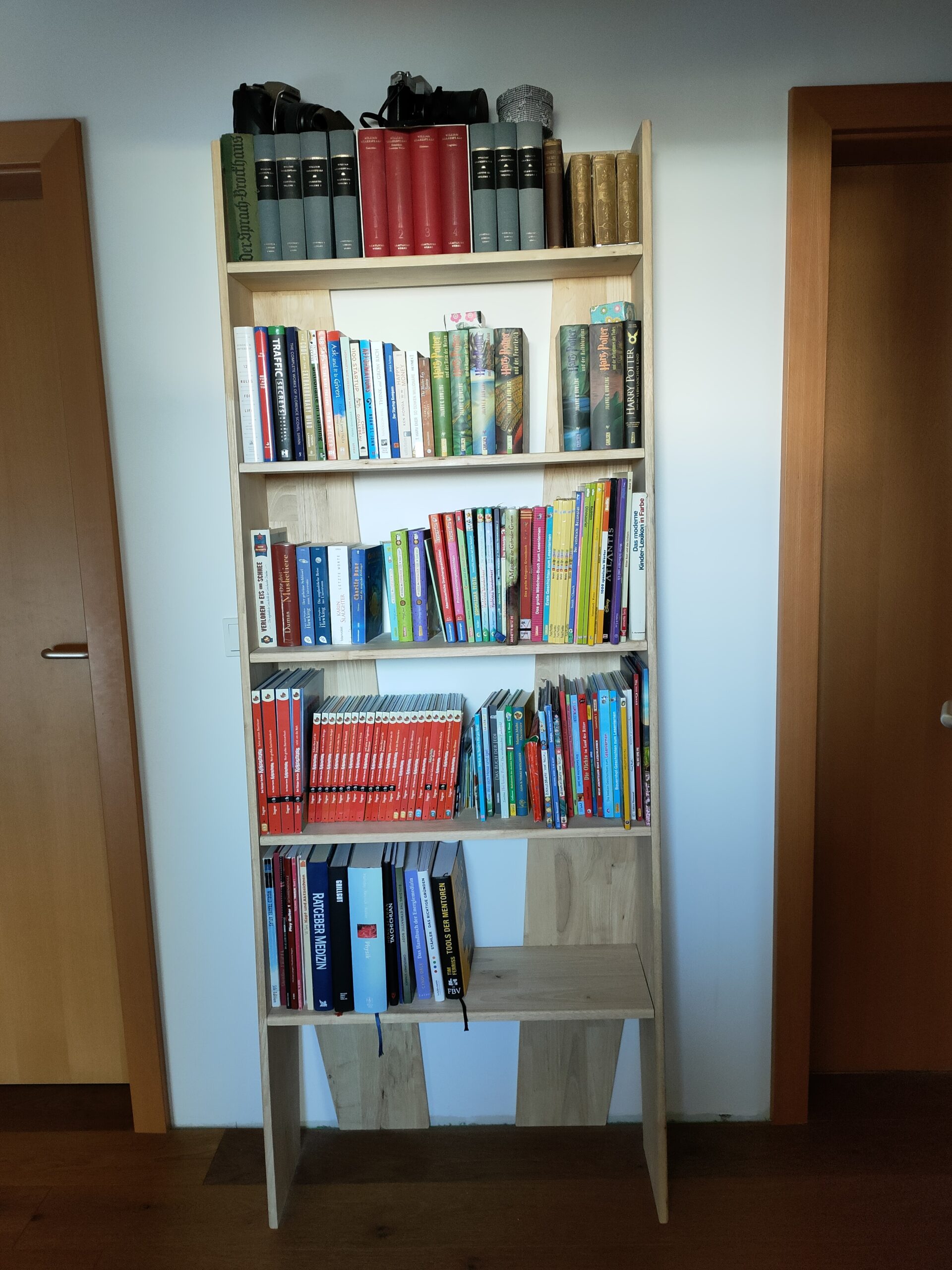 Offenes Bücherregal aus Gummibaum. Nach oben hin 