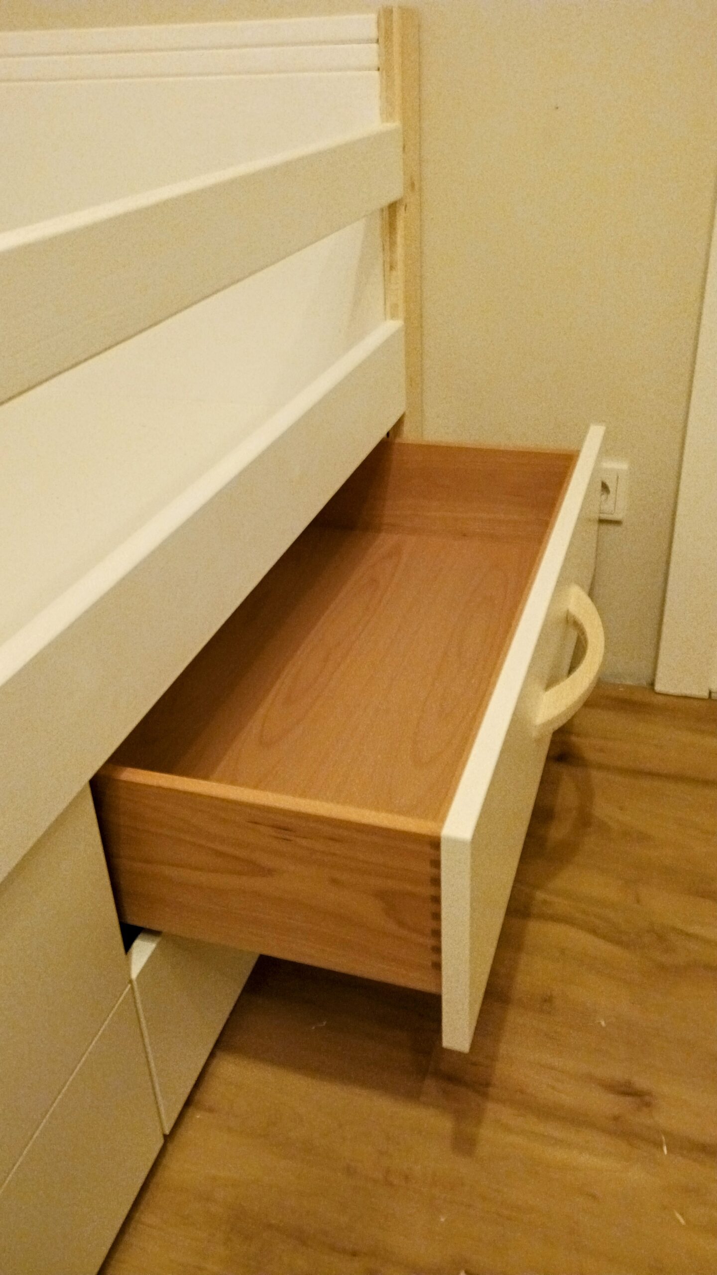 Bettlade mit Griffvariante aus Fichte