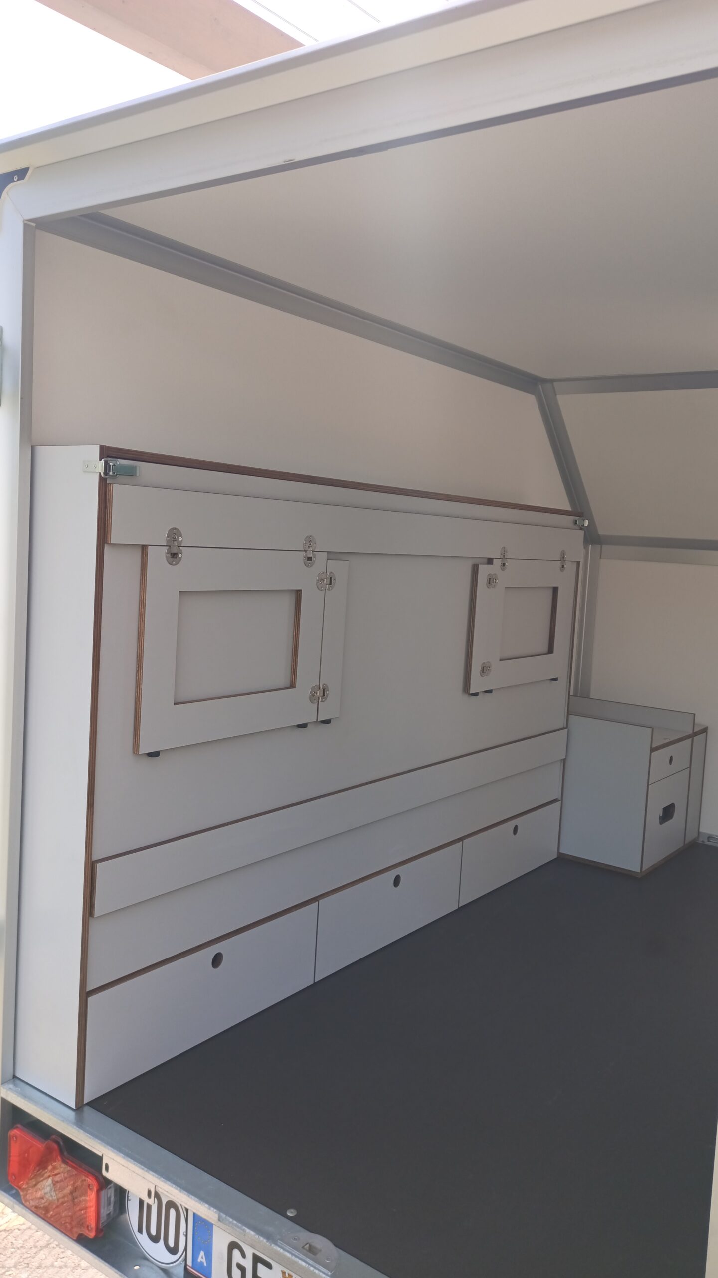 Klappbett mit WC und Klapptisch für Wochenendausflüge. Für alle die nicht im Zelt schlafen wollen