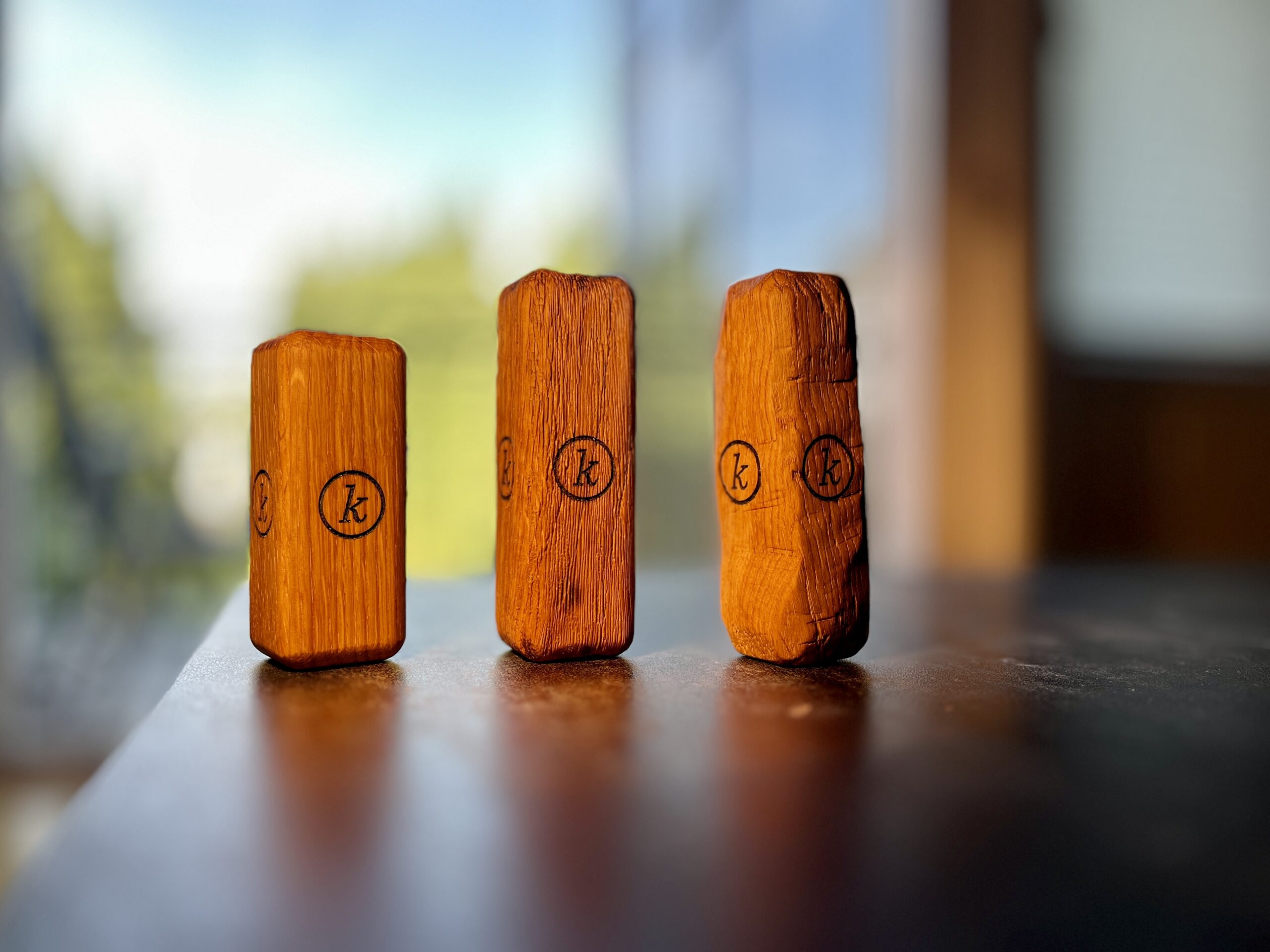 Redegegenstände für Dock12 aus Eiche, gehackt, geschliffen und gebürstet