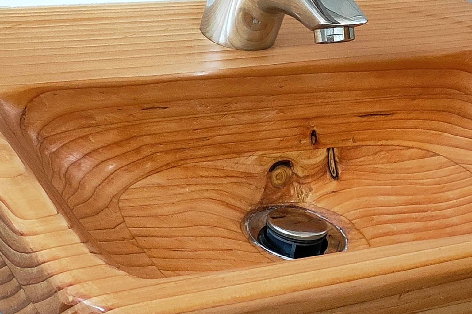 Waschbecken aus Douglasie geölt entstanden bei HerzHolzHobel - handgemachte Möbel