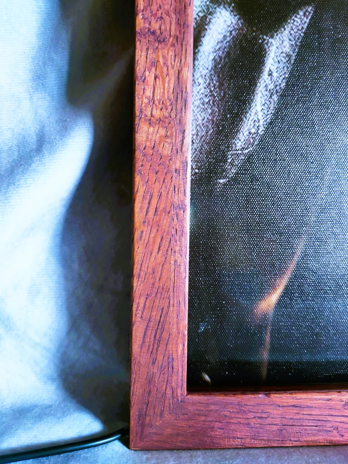 Ein lila-leuchtender Echtholzrahmen für Kobe Bryant. Die Lösung? Handwerkliche Alchemie aus Eiche & Pigmentöl. Eine Hommage in Licht & Massivholz.