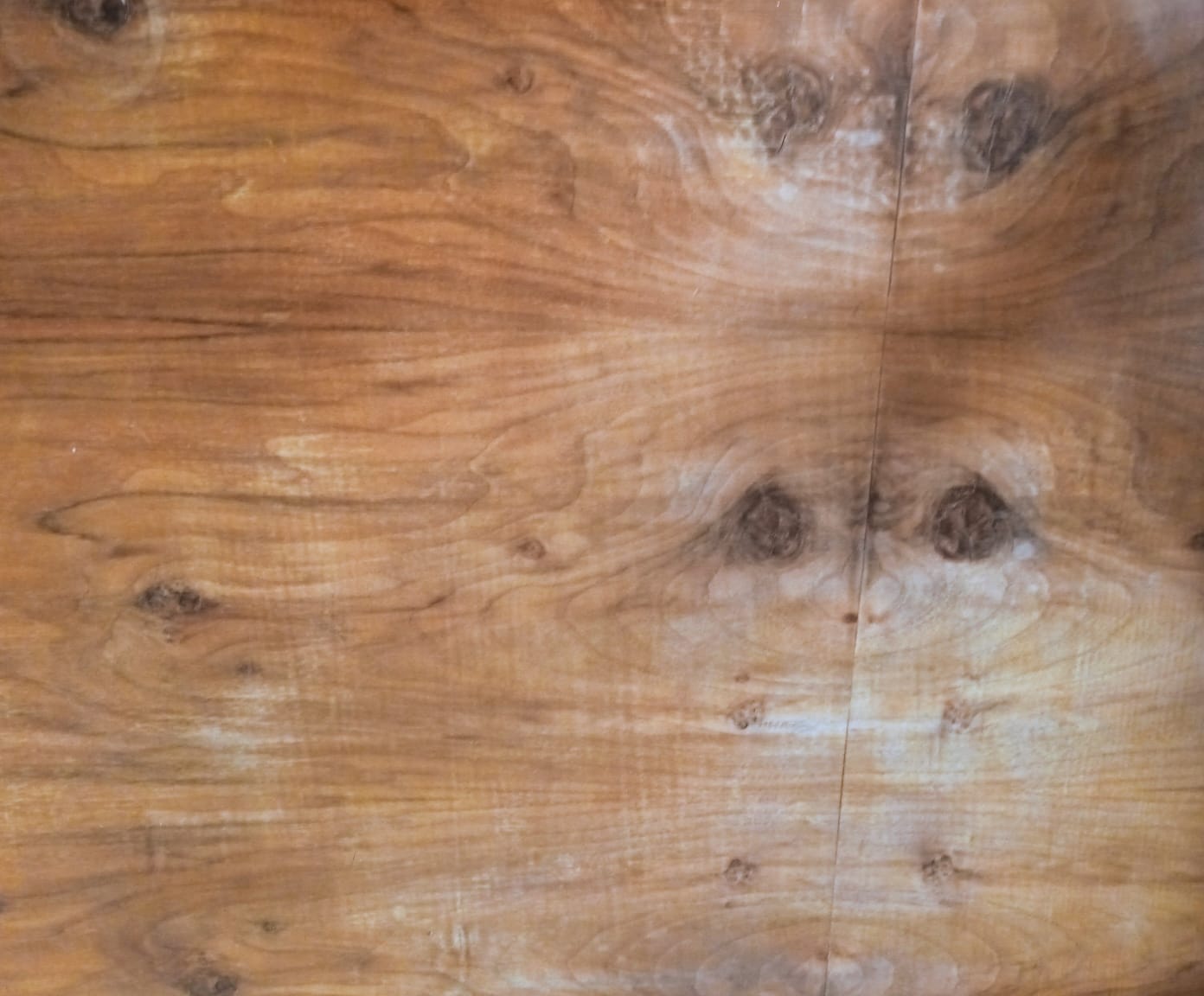 Diese furnierte Esstischplatte hat schon bessere Zeiten gesehen und muss neu aufgebarbeitet werden