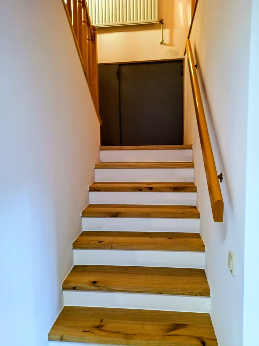 das fertige Stiegenhaus mit Blick vom Erdgeschoß in Richtung Halbstock