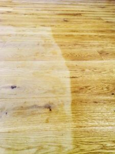 Im direkten Vergleich zeigt sich der riesen Unterschied zwischen stumpfem Eiche-Parkett zu geöltem.