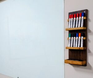 Stifthalterung aus Eiche zweifärbig geölt für 12 Stifte und Wischpad - HerzHolzHobel