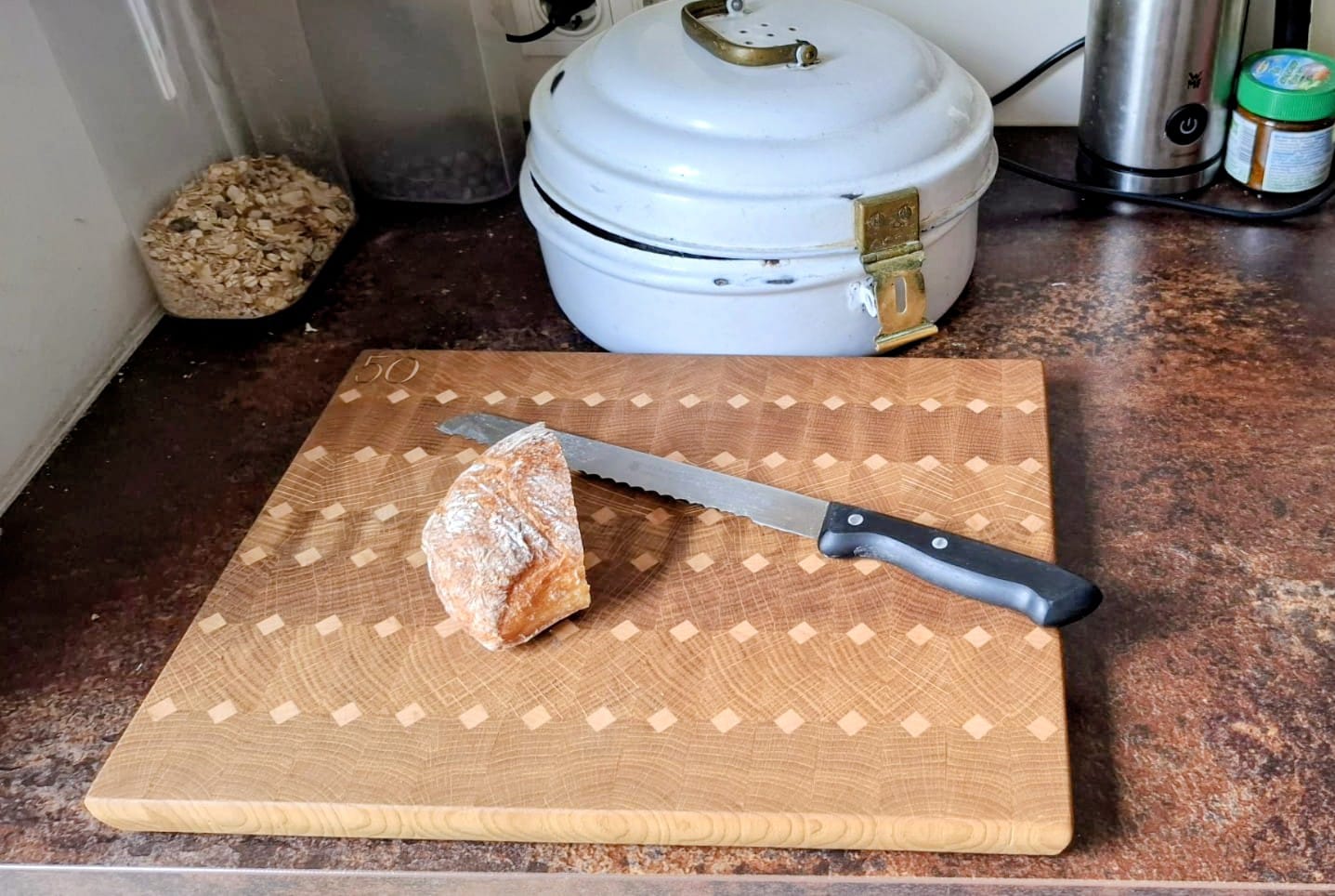 Kaum daheim, hat der Kunde das Schneidbrett nach gutem Zureden dann doch gleich benutzt